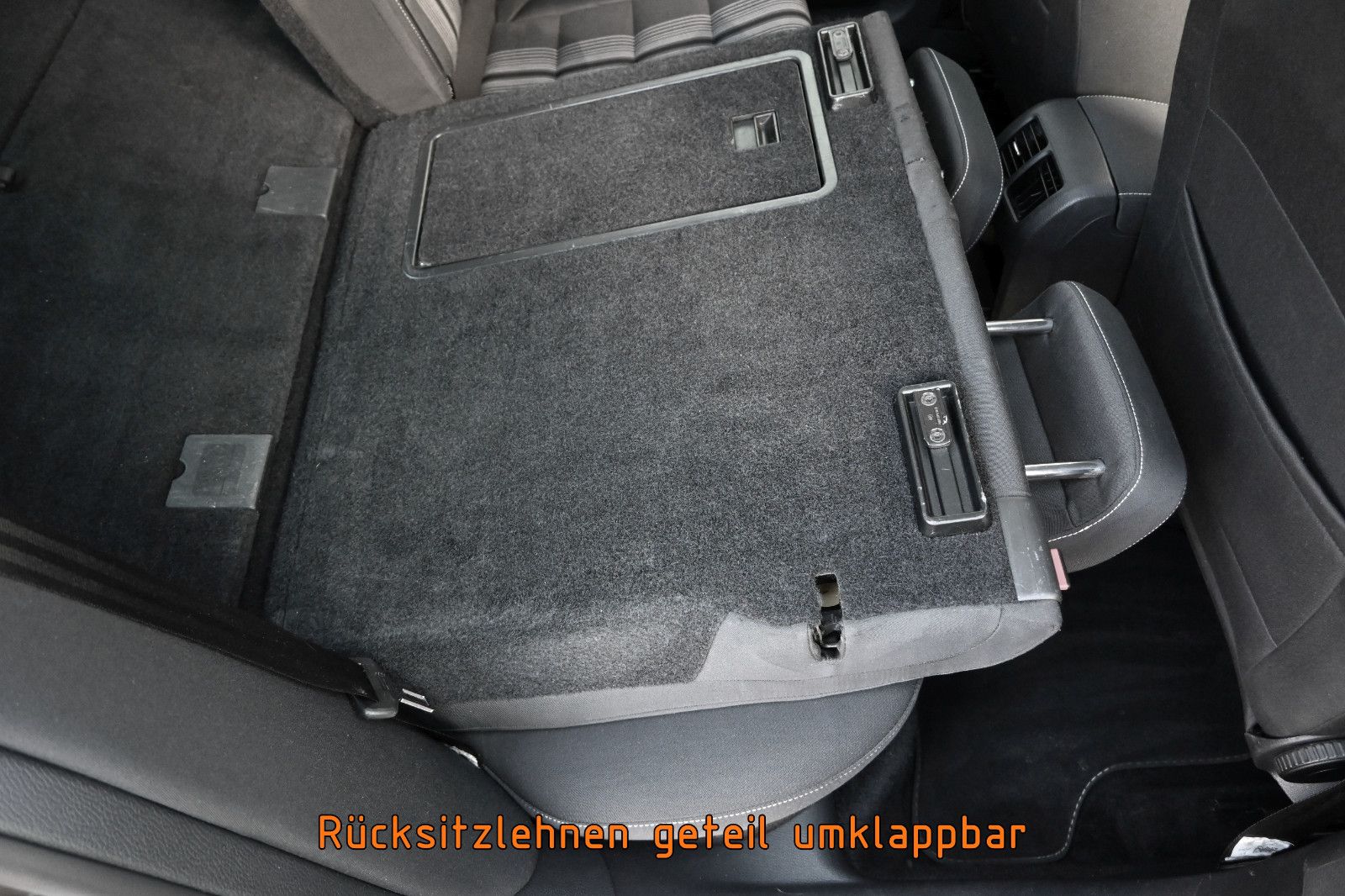 Fahrzeugabbildung Volkswagen Golf 1.6 TDI Variant MATCH °AHK°PANO°STANDHEIZ.°