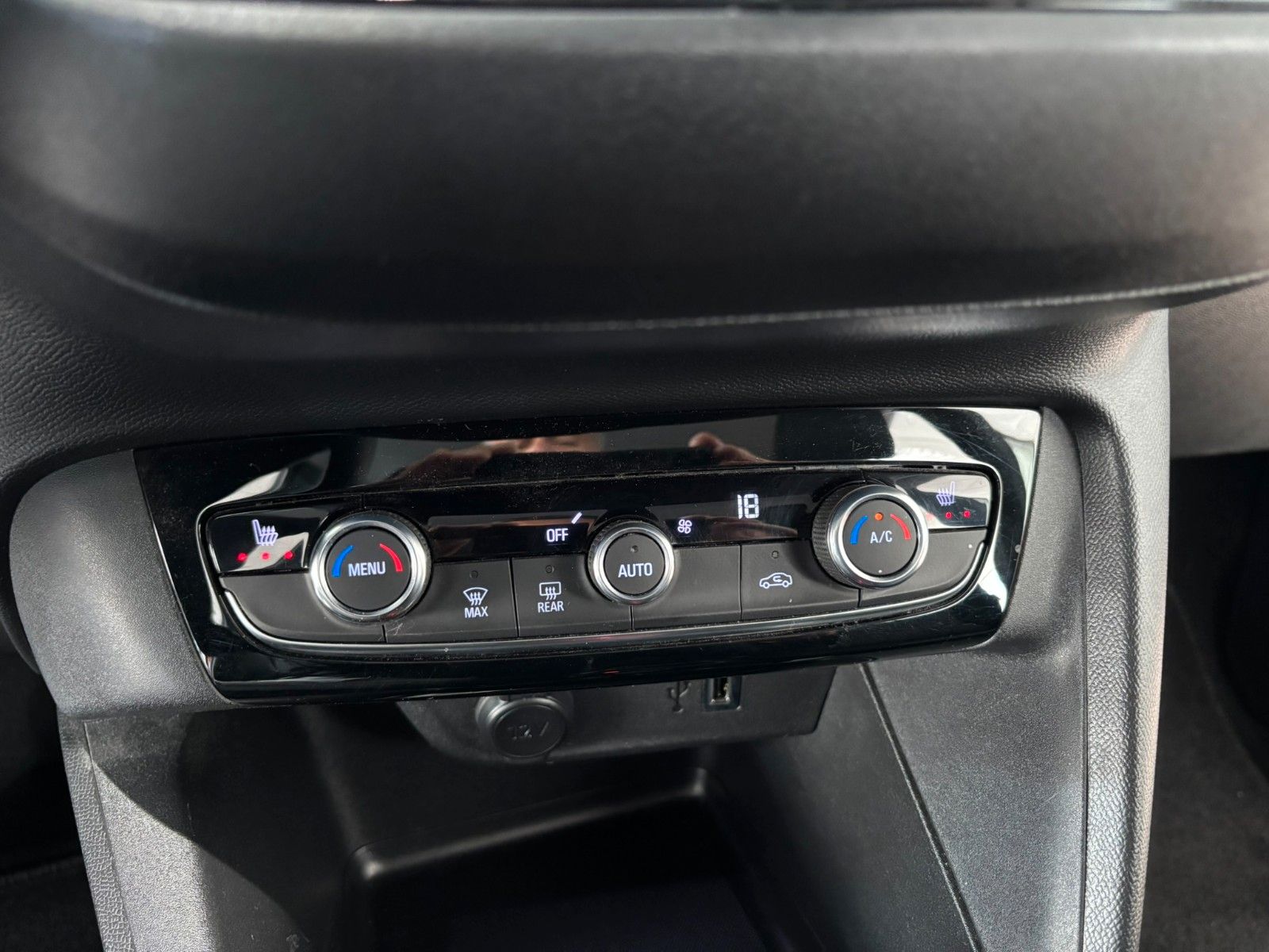 Fahrzeugabbildung Opel Corsa-e F EDITION 7KW NAVI/VIRT/SHZ/DAB/WÄRMEP.