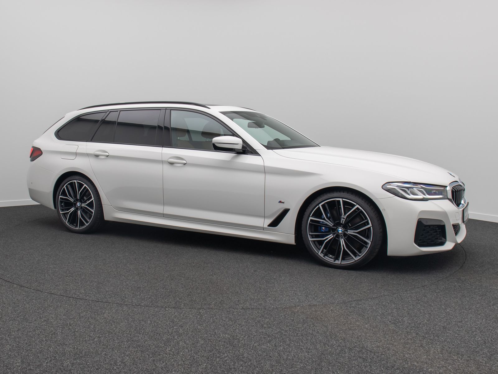 Fahrzeugabbildung BMW 530d xD M Sport Panorama Kamera Laser HUD HiFi