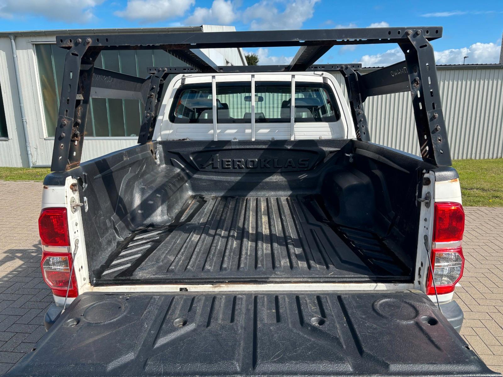 Toyota Hilux Double Cabine 2.5 144ch BVM - Carnet entretien - Attelage - Pneus toutes saisons