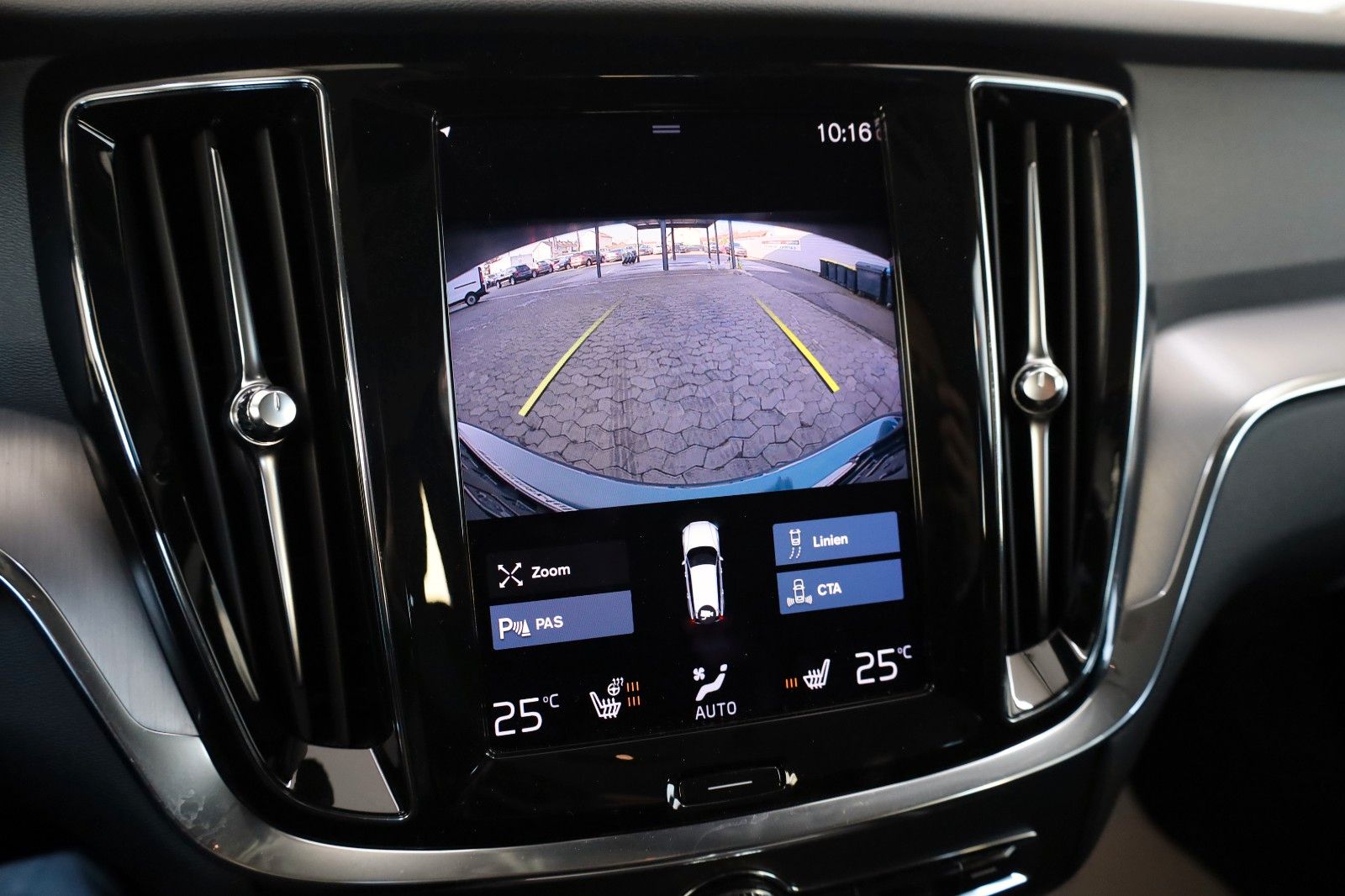 Fahrzeugabbildung Volvo V60 Momentum Pro,T.Leder,Navi,LED,SH,Kamera,DAB