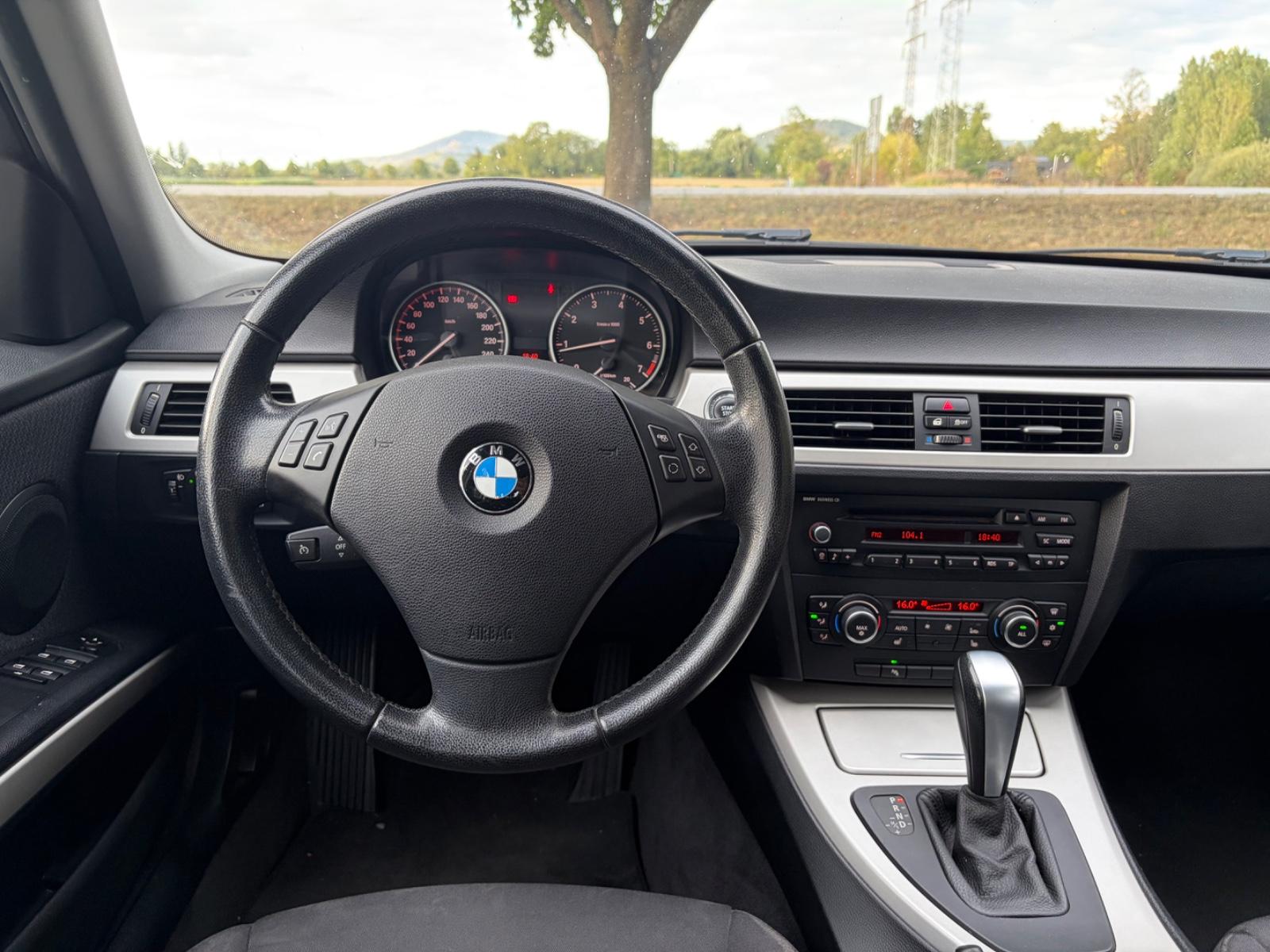 BMW 318 2011 — photo 13