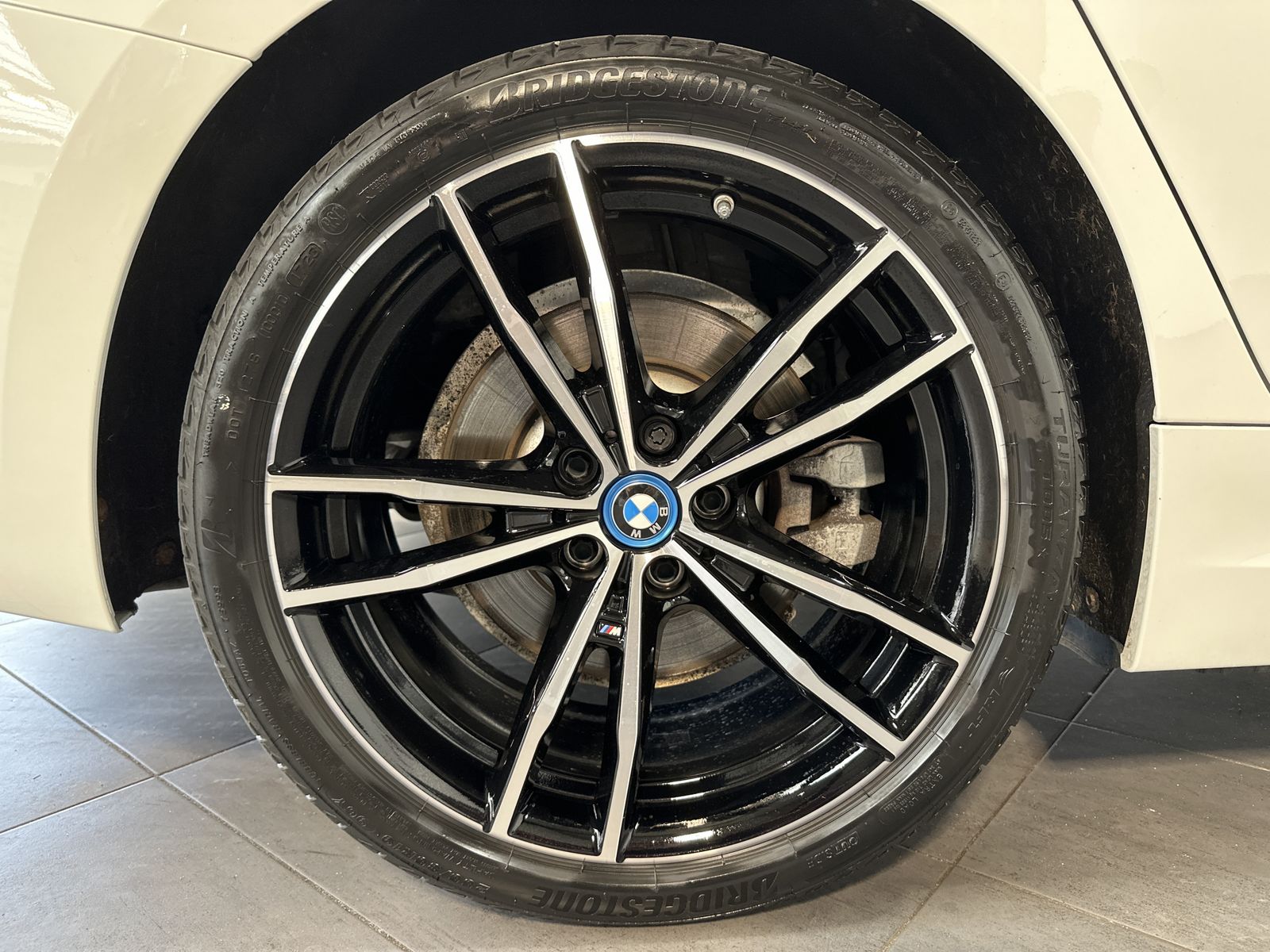 Fahrzeugabbildung BMW 330e Touring xDrive M-Sport NAV+LED+AHK+PANO+SHZ