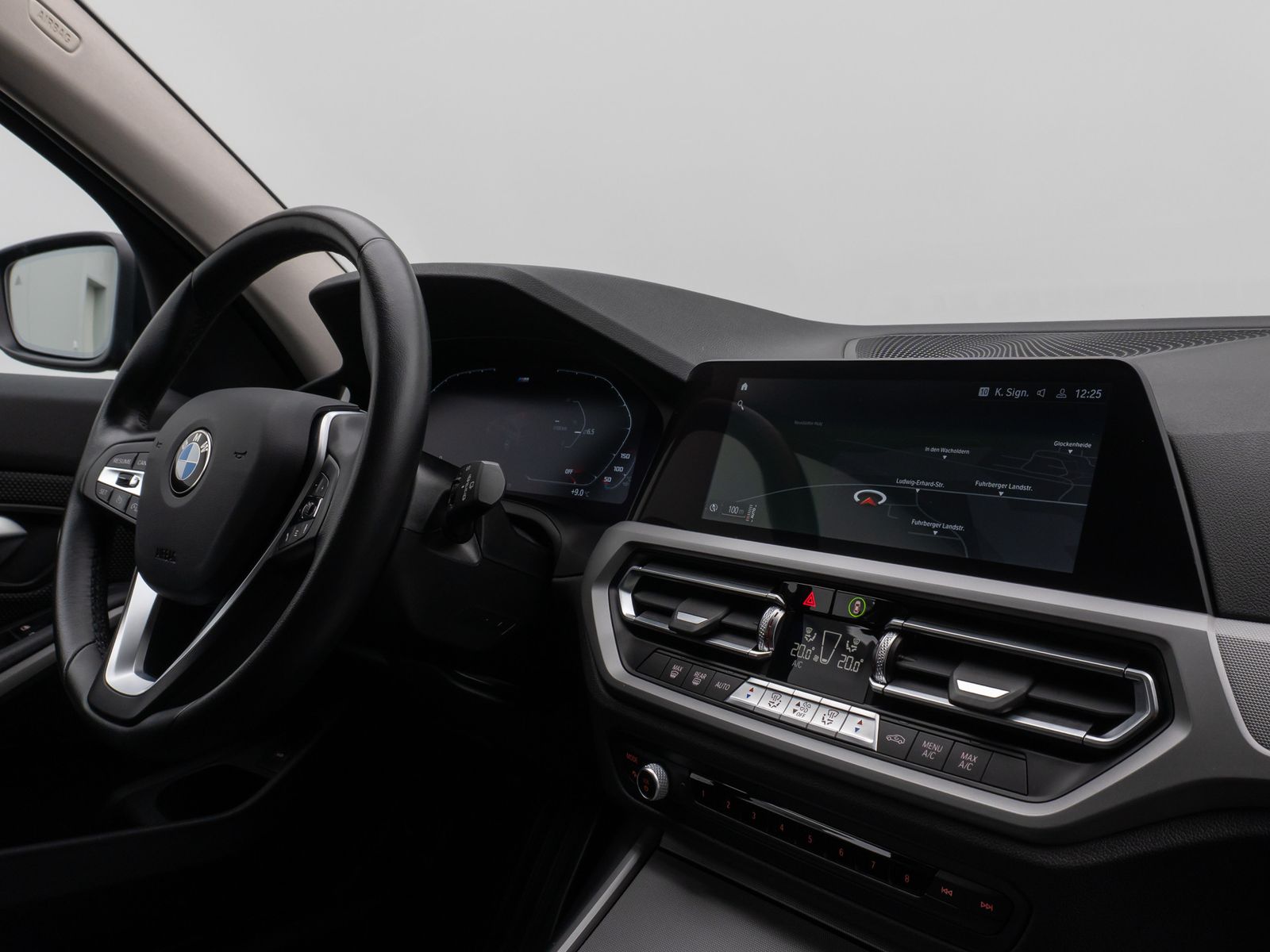 Fahrzeugabbildung BMW 330i HUD DAB CockPitPro DrivAssist PDC LED Alarm