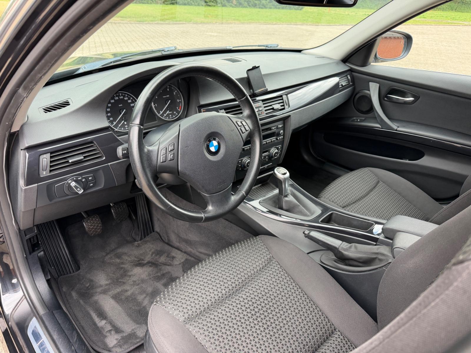 BMW 318 2011 — photo 11