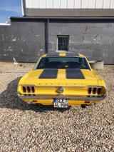 Ford Traumhafter gelber Mustang mit schwarzen s... - Ford Mustang aus 1968: Coupe