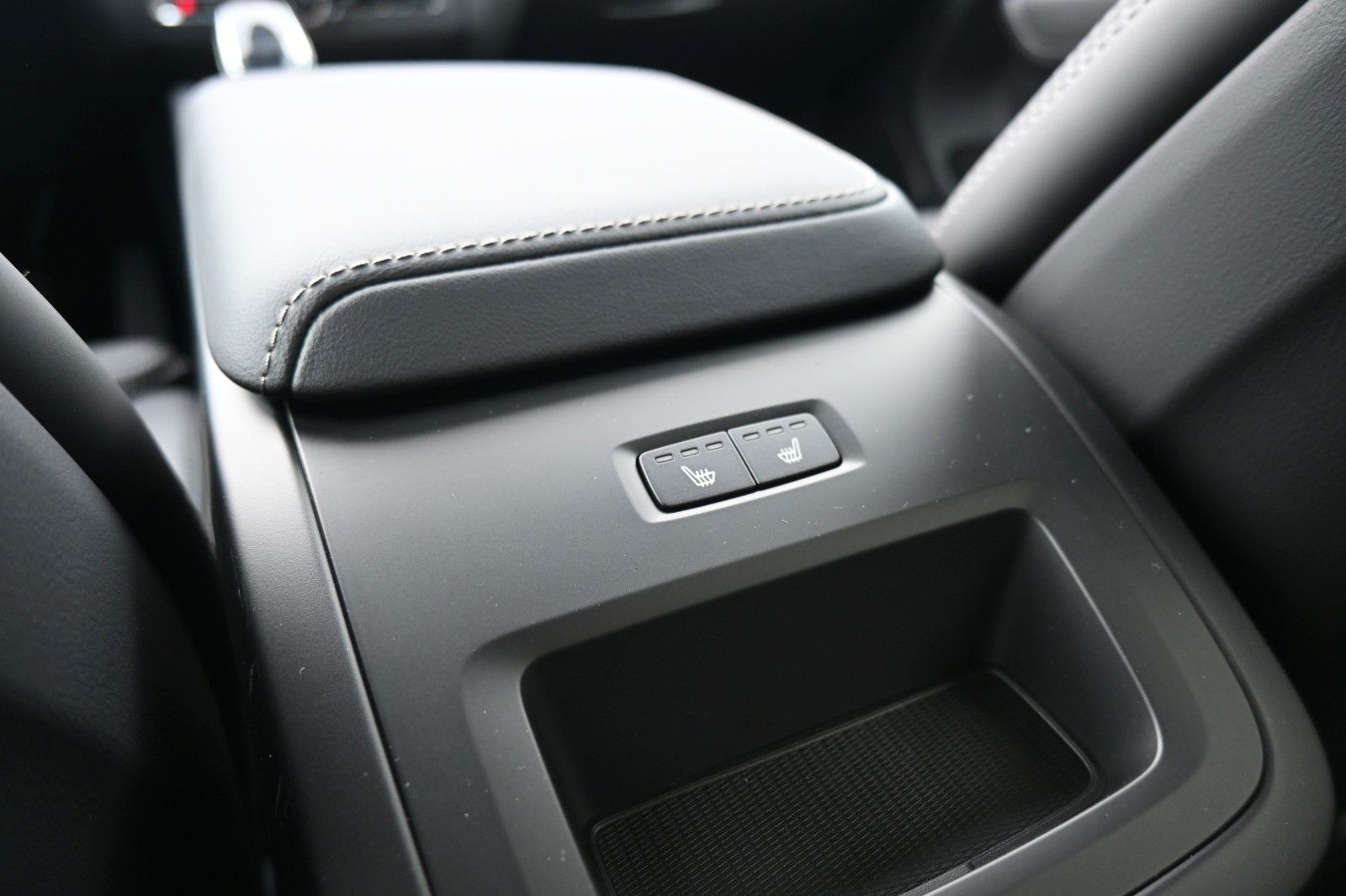 Fahrzeugabbildung Volvo XC60 B4 D Autom. Plus Dark*STDHZG*360°*H&K*ACC