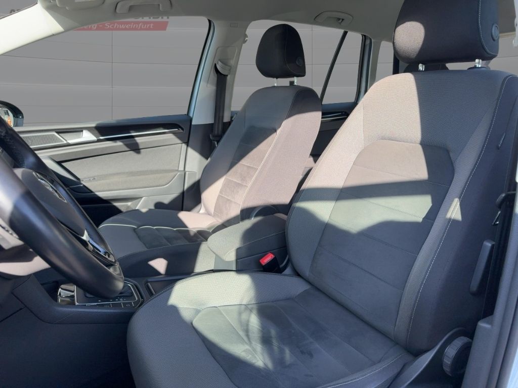 Fahrzeugabbildung Volkswagen Golf Sportsvan Highline  AHK SCHWENKB. NAVI  RÜC