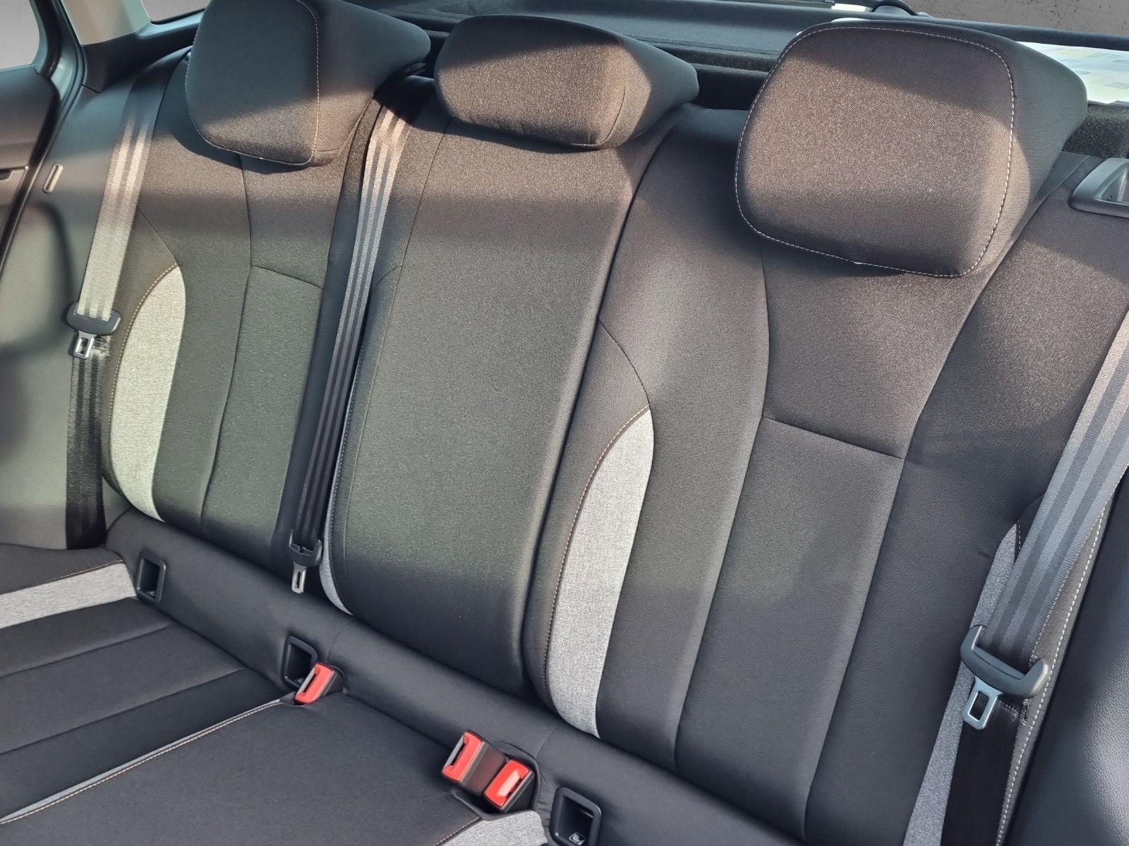 Fahrzeugabbildung SKODA Scala Tour 1,0 TSI DSG Simply Clever Black