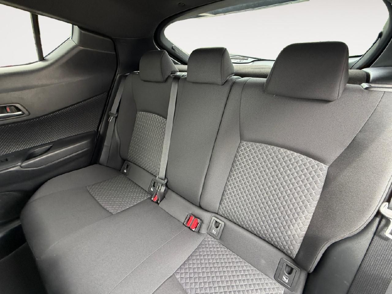 Fahrzeugabbildung Toyota C-HR Hybrid Team D