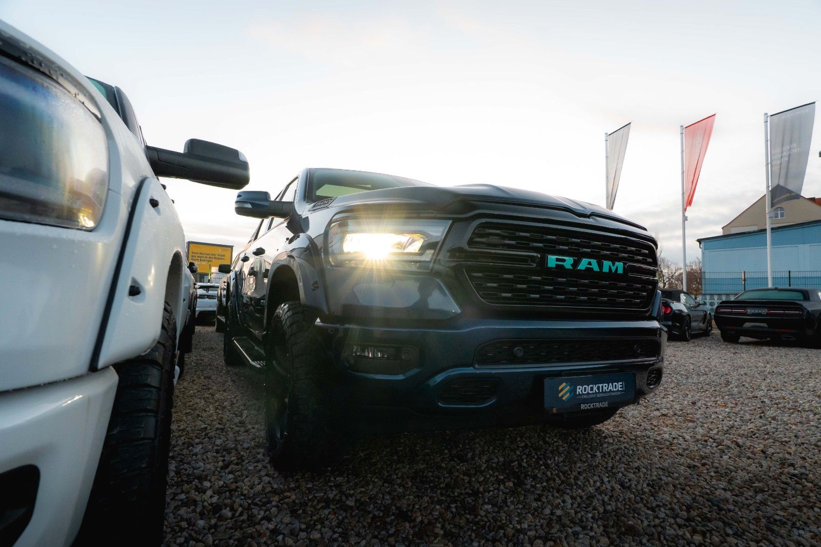 Fahrzeugabbildung Dodge RAM 5.7 V8 HEMI 4x4 NIGHT *Pano*LED* Unfallfrei