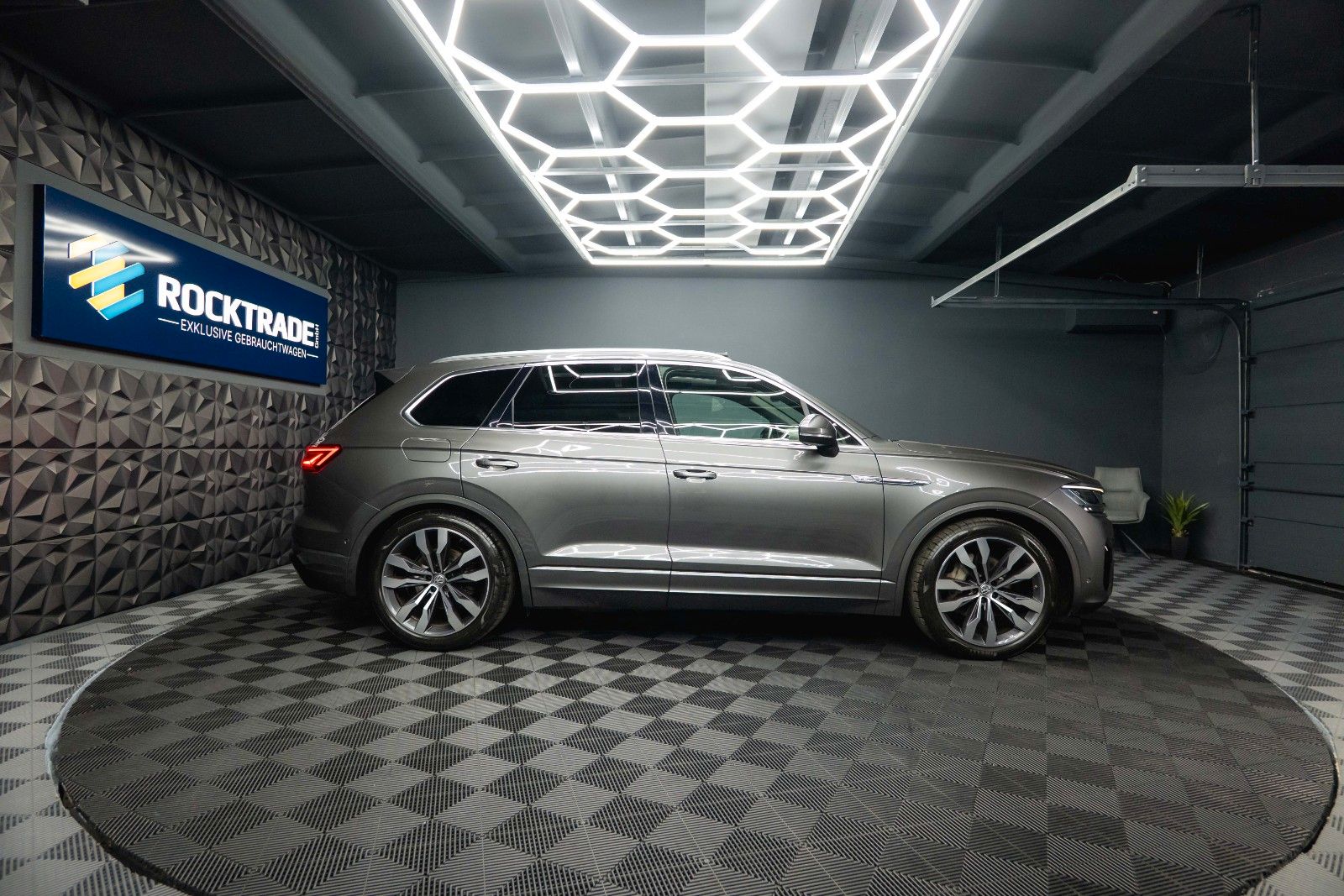 Fahrzeugabbildung Volkswagen Touareg V6 R-Line+ 4Motion *Pano*Matrix*DAB*19%*