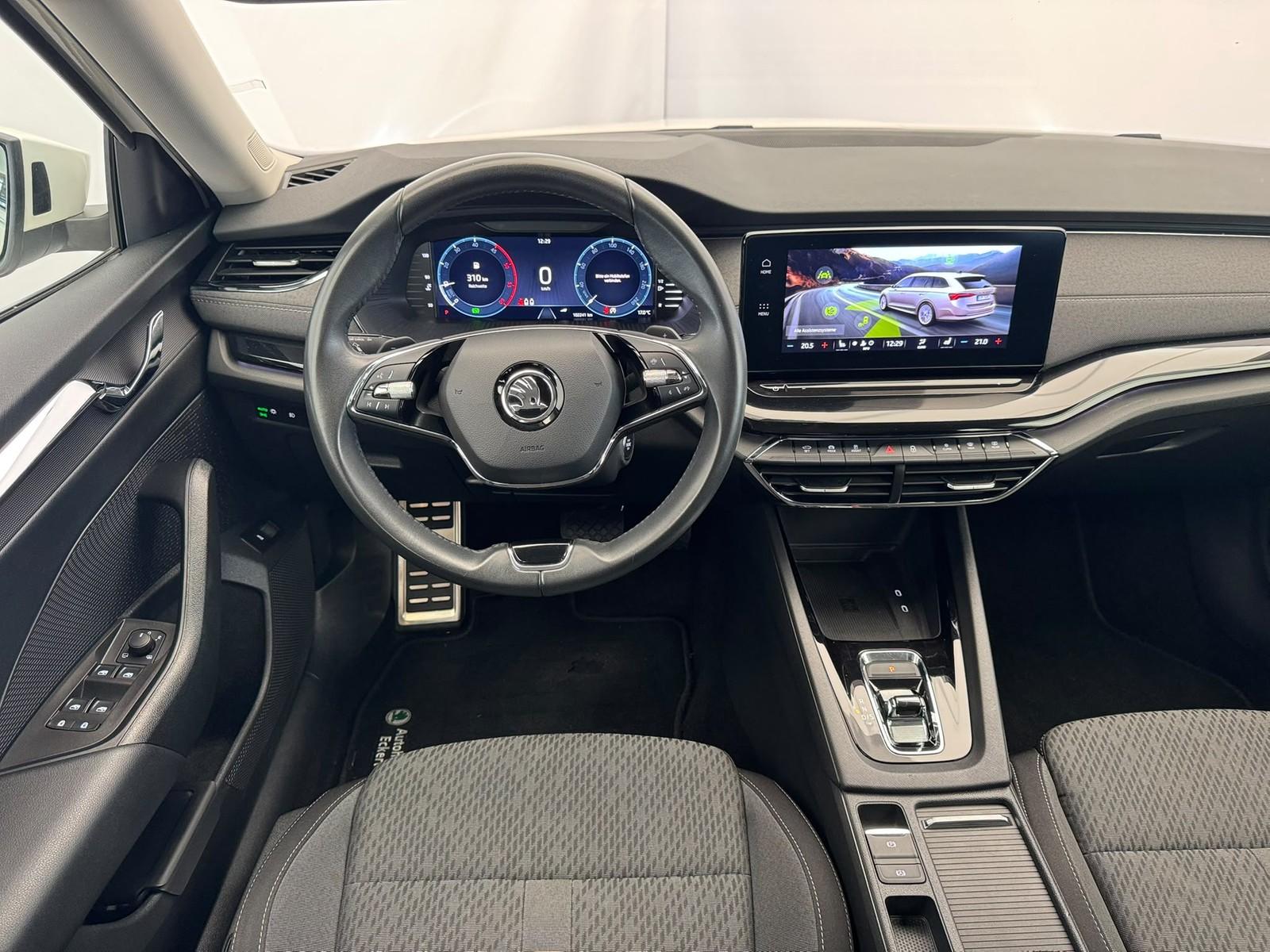 Skoda Octavia Combi 2.0TDI DSG+LED+KEYLESS+APP+PDC+MFL