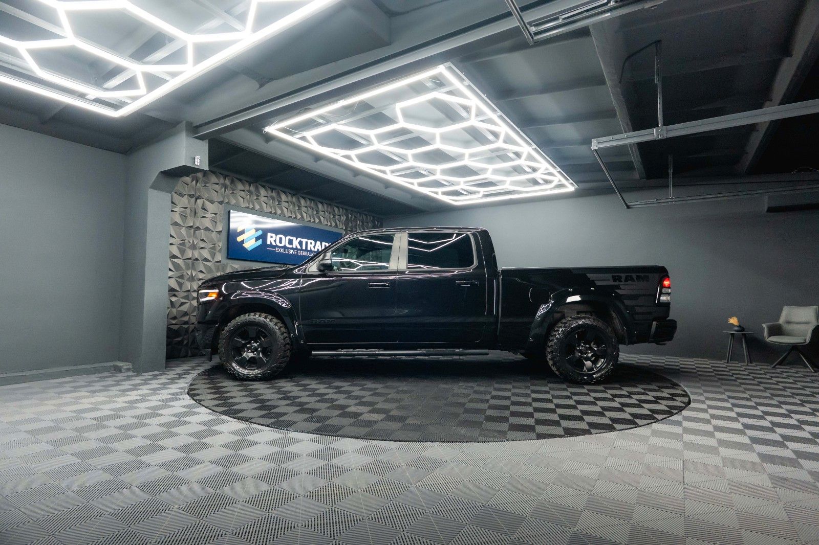 Fahrzeugabbildung Dodge RAM 5.7 V8 HEMI 4x4 BLACK EDITION Longbed 19%