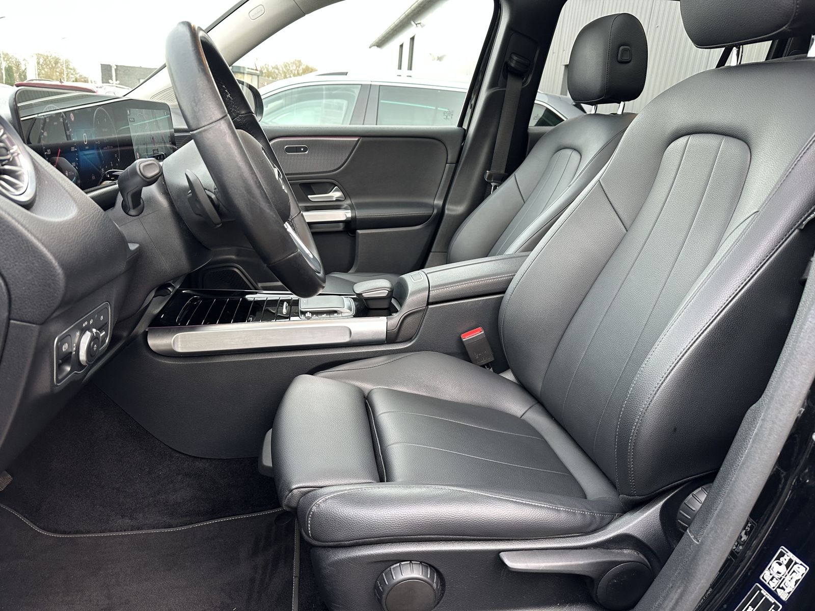 Fahrzeugabbildung Mercedes-Benz GLB 220d 4Matic AMG-Line NAV+LED+PANO+18ZO+360°