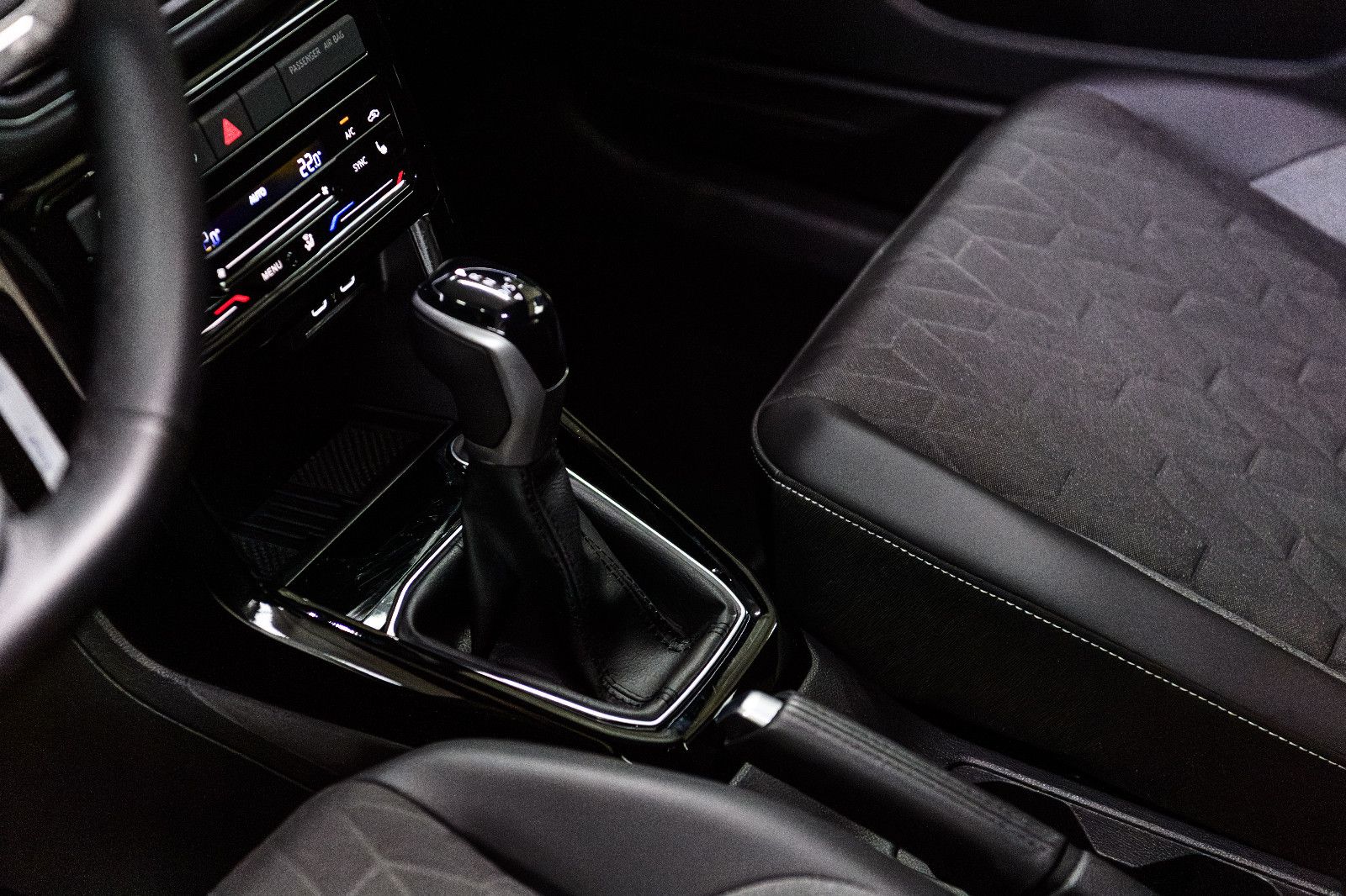 Fahrzeugabbildung Volkswagen T-Cross Goal 1.0 TSI DSG LED+AHK+NAVI+SHZ+ACC