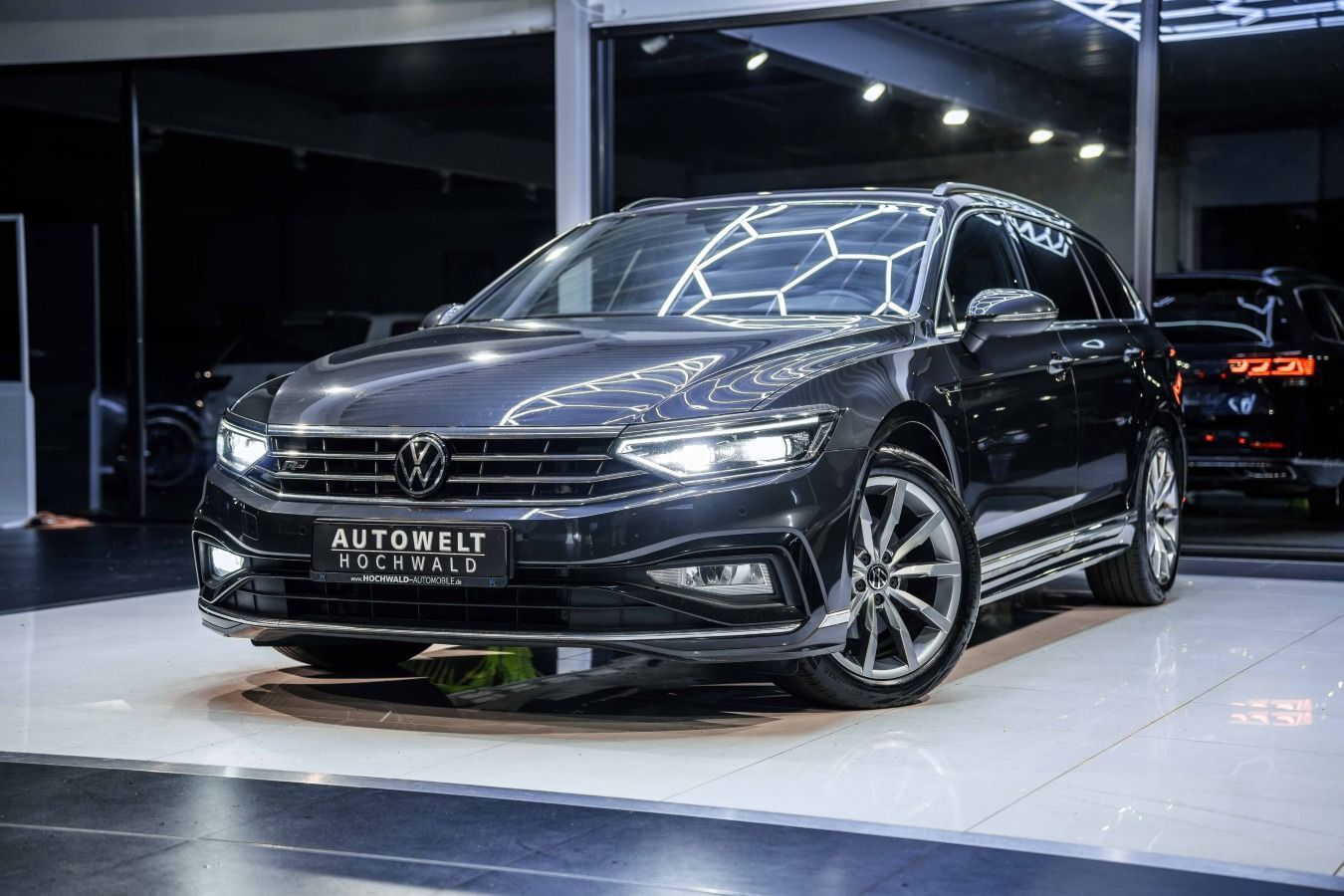 Volkswagen Passat Variant 2.0 TDI DSG 2x R-Line IQ-LED AHK foto 2