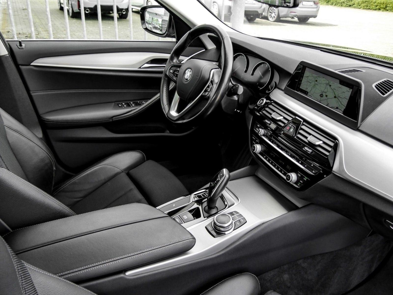 BMW 530i A Sport Line AHK RFK NAVI LED PDC V+H LM