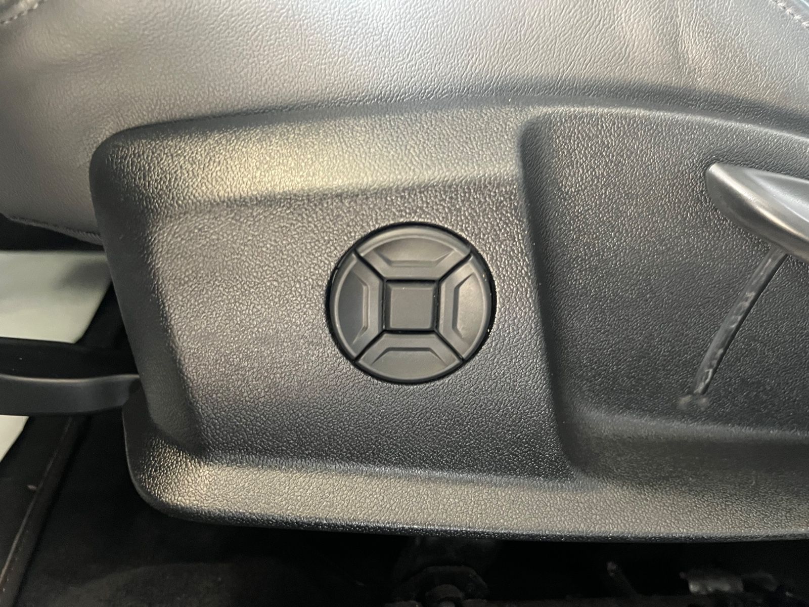 Fahrzeugabbildung Audi A6 Avant 40 TDI quattro sport S line *1.HAND*