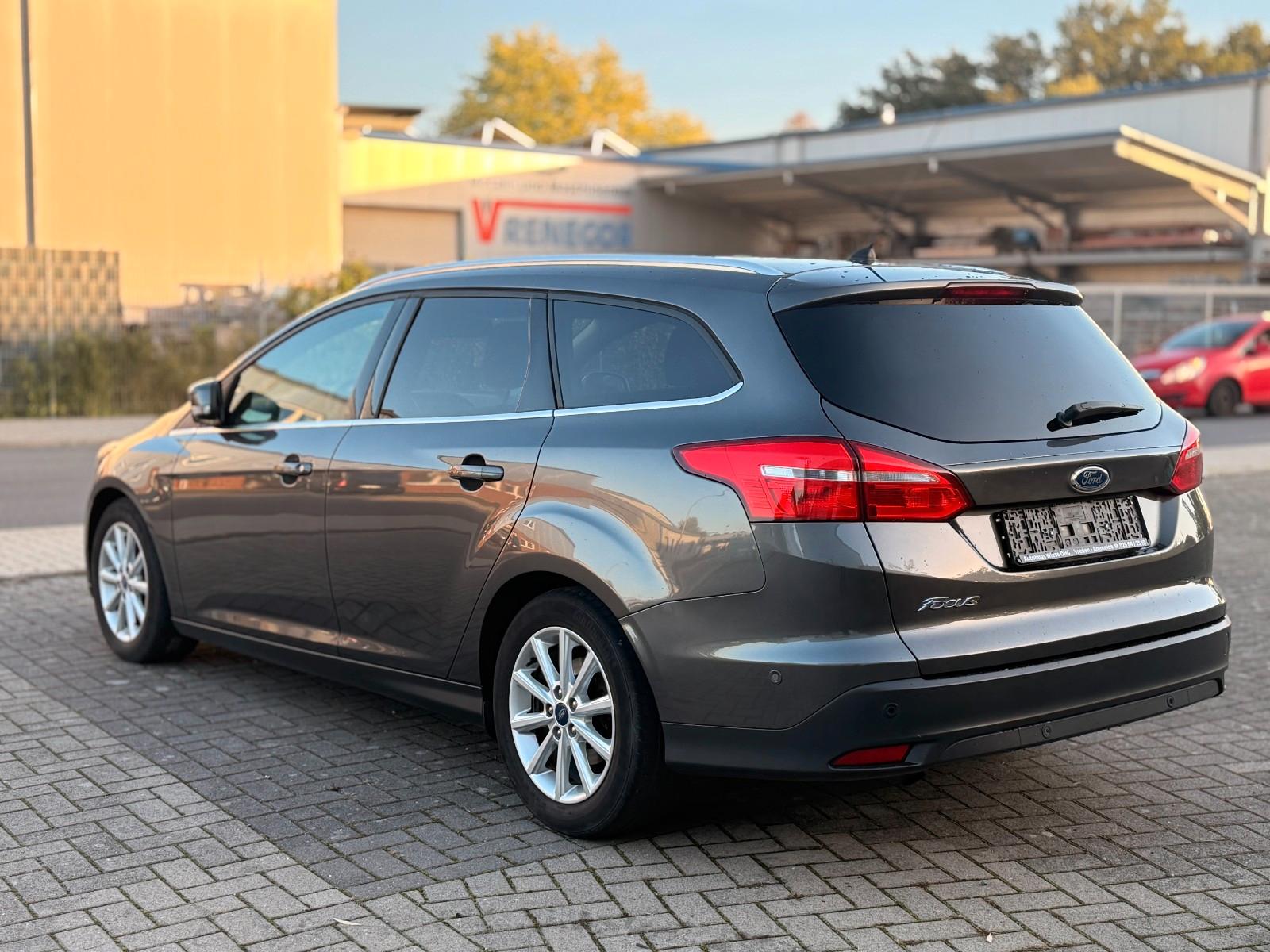 Ford Focus 2015 — rear view