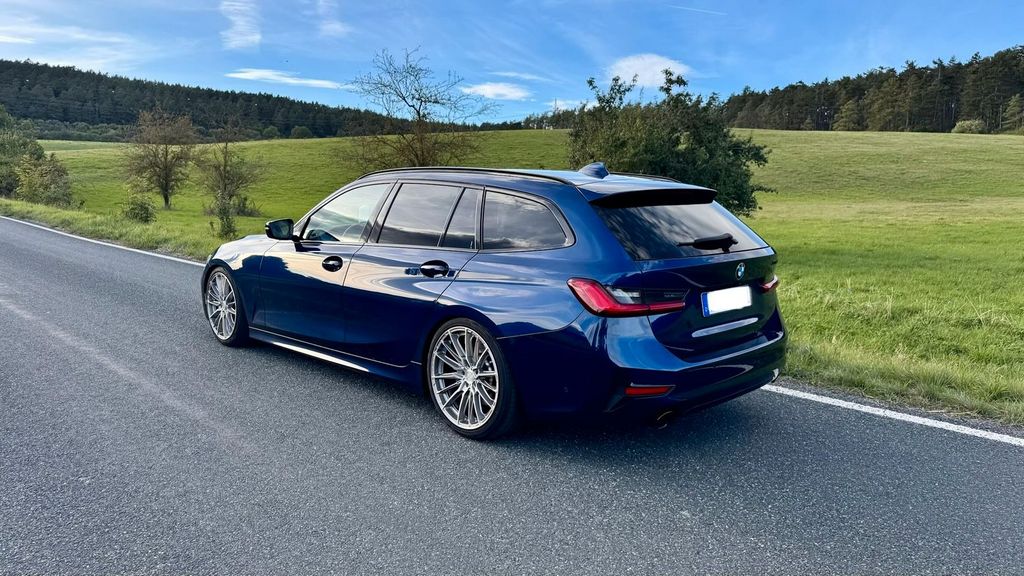 Image of BMW 330