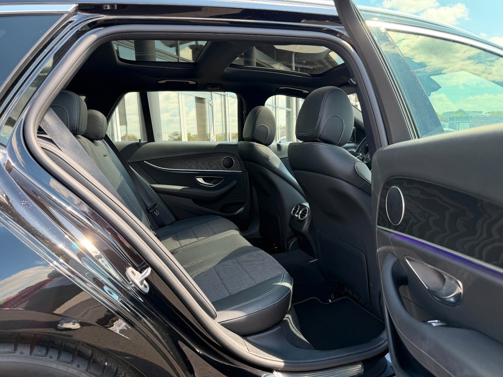 Fahrzeugabbildung Mercedes-Benz E 200 T Avantgarde+Pano+RKamera+Ambiente+TotW