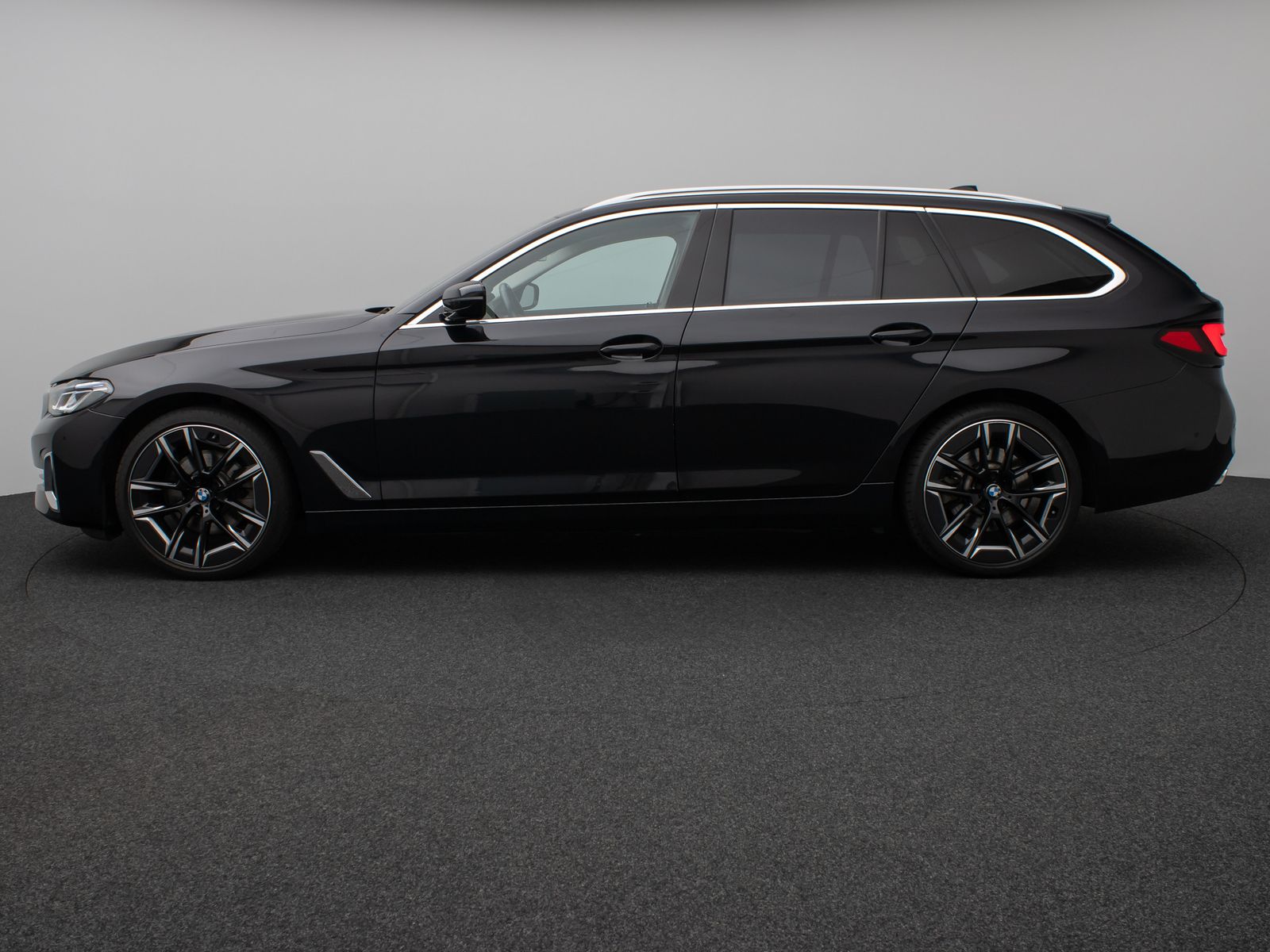Fahrzeugabbildung BMW 520d xD LuxuryLine Panorama Laser TV HUD DAB H/K