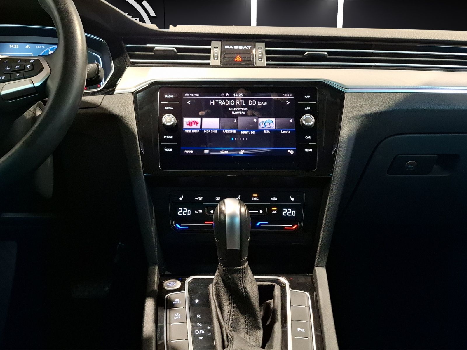 Fahrzeugabbildung Volkswagen Passat Variant TDI Business DSG Matrix AHK Navi