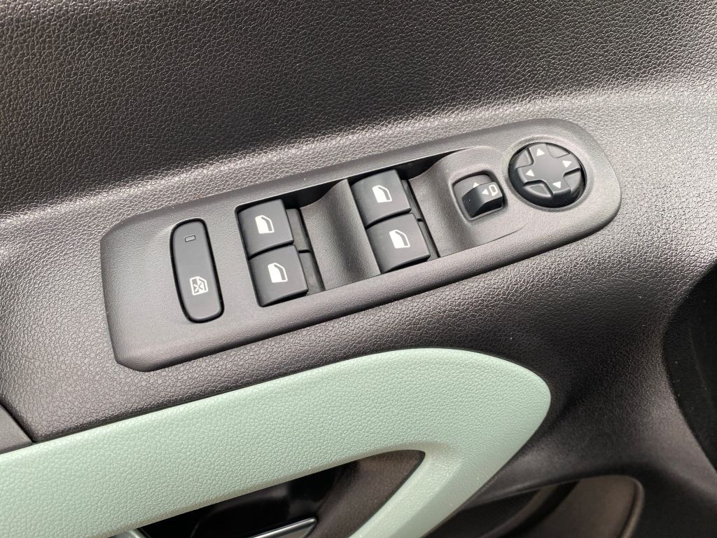 Fahrzeugabbildung Citroën Berlingo XL Benzin 110 FEEL *7-Sitzer*AZV*SHZ*