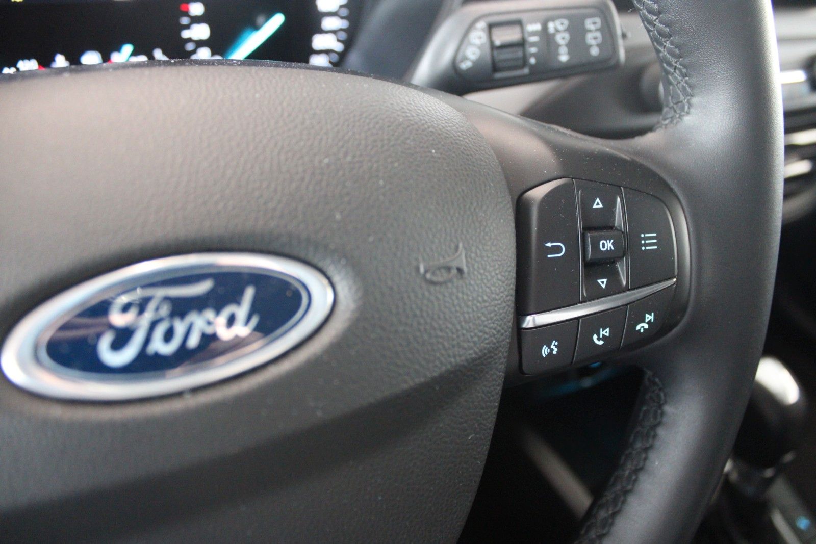 Fahrzeugabbildung Ford Focus Cool & Connect Aut. LED CAM PDC WinterPak.