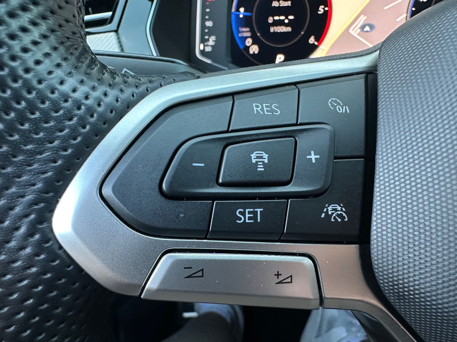 Fahrzeugabbildung Volkswagen Passat Variant 2.0 TDI DSG 4M R-Line NAV+LED+ACC