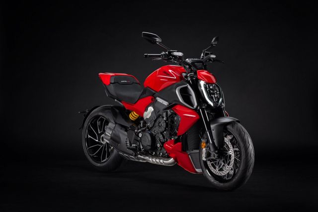 Ducati Diavel V4 - Ducati Red