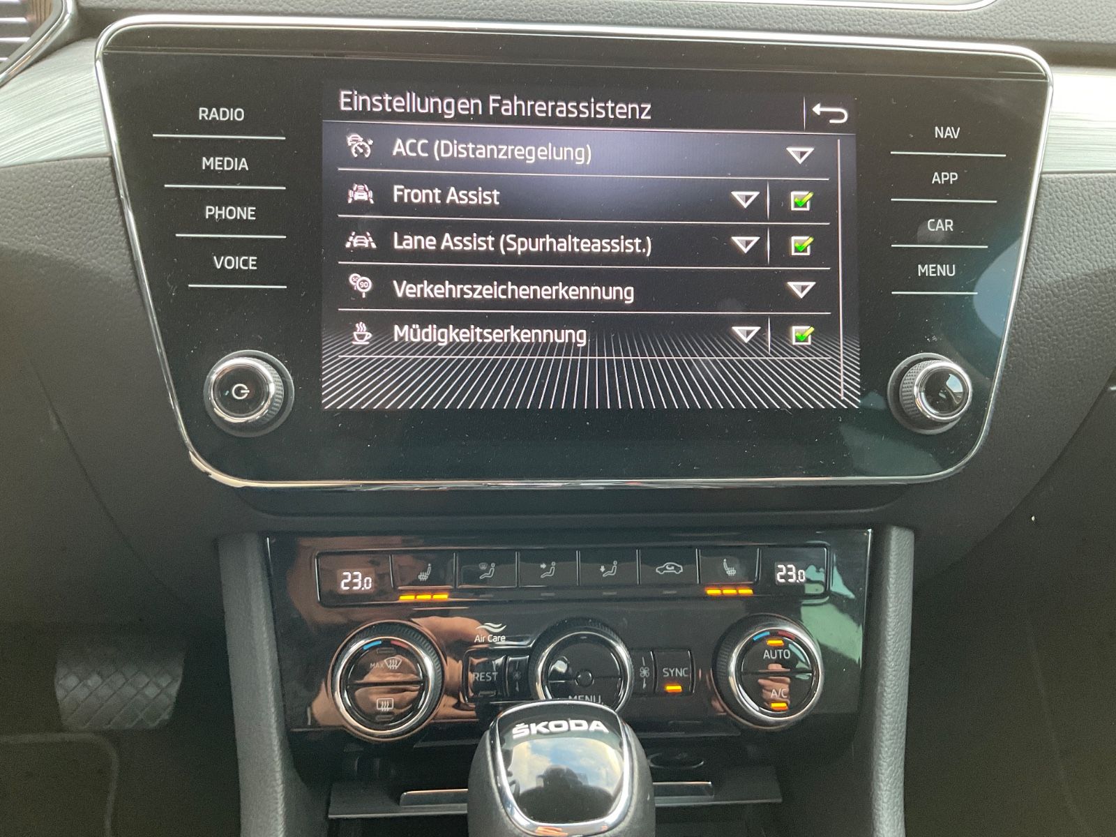 Fahrzeugabbildung SKODA Superb Combi 2.0 TDI DSG,Navi,LED,Kamera,ACC