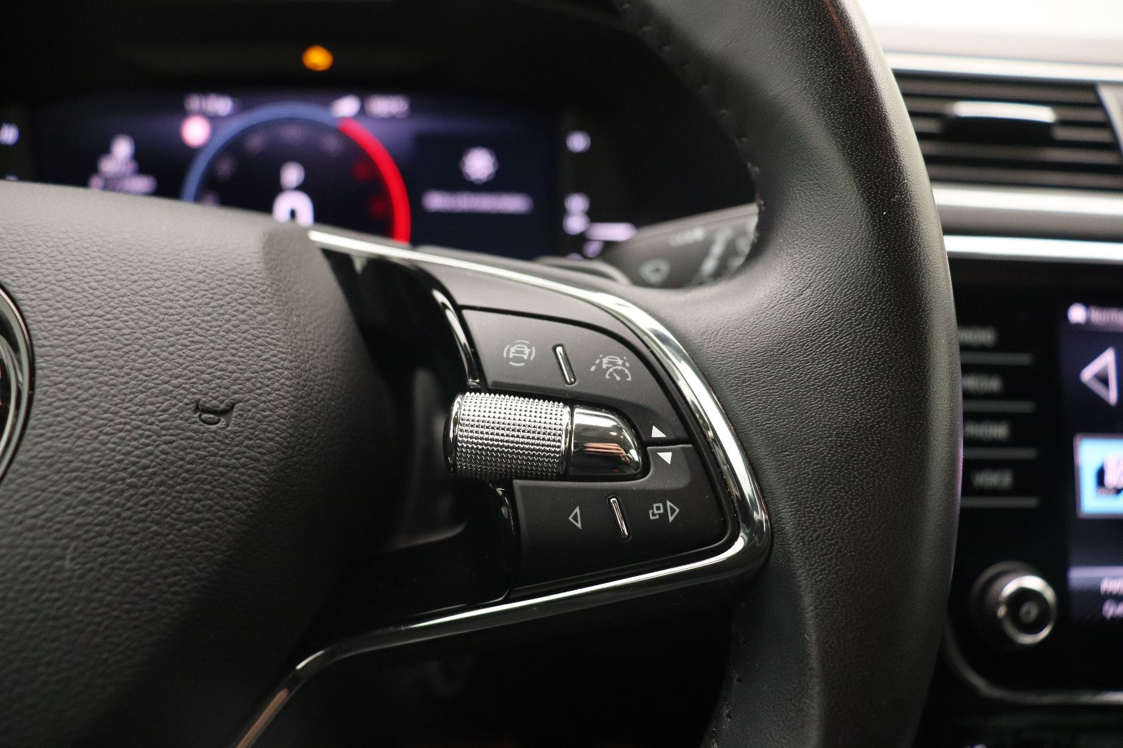 Fahrzeugabbildung SKODA Superb Combi Ambition LED ACC Navi DSG