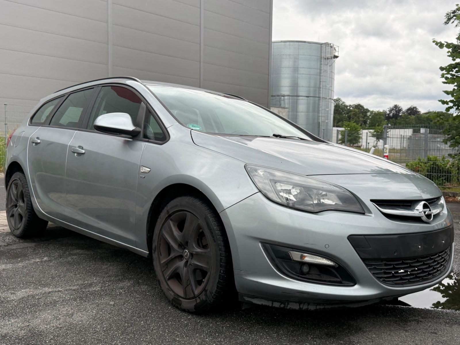 Opel Astra 2014 — rear view