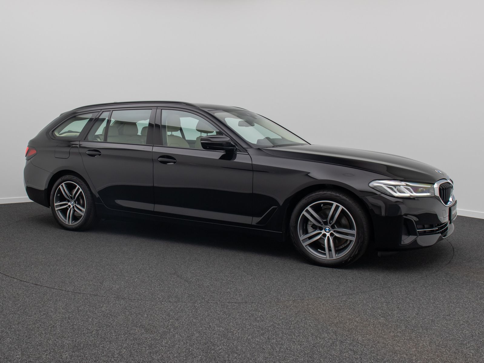 Fahrzeugabbildung BMW 520d Panorama 360° HUD DAB Komfort Alarm AHK LED