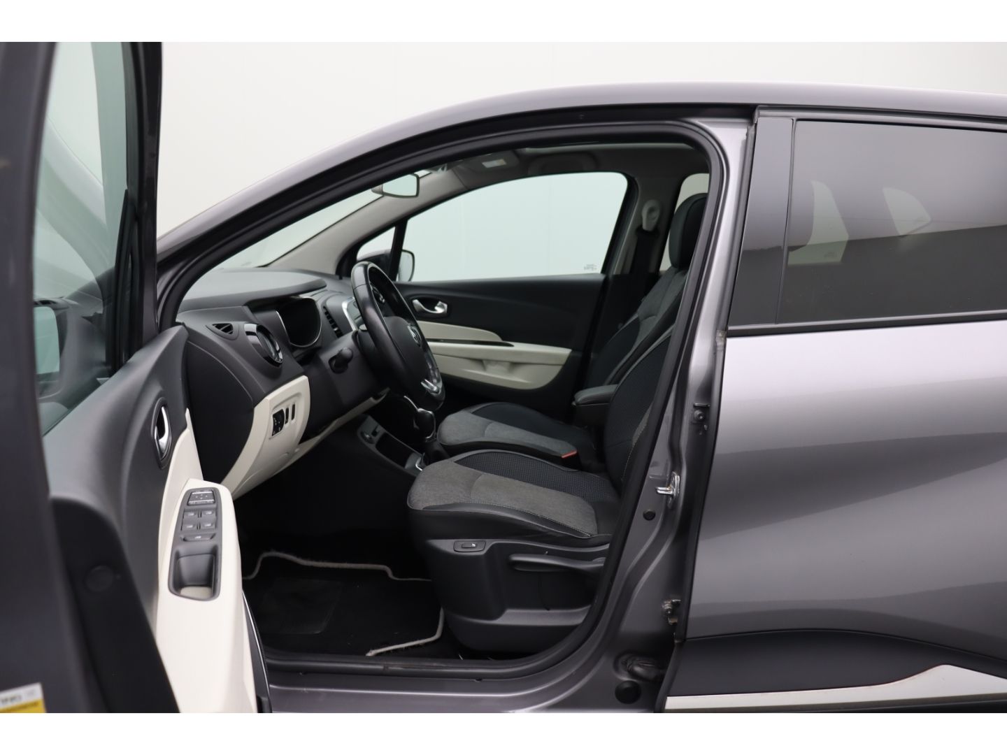 Fahrzeugabbildung Renault Captur Totwinkelass. Panorama AppleCP LED