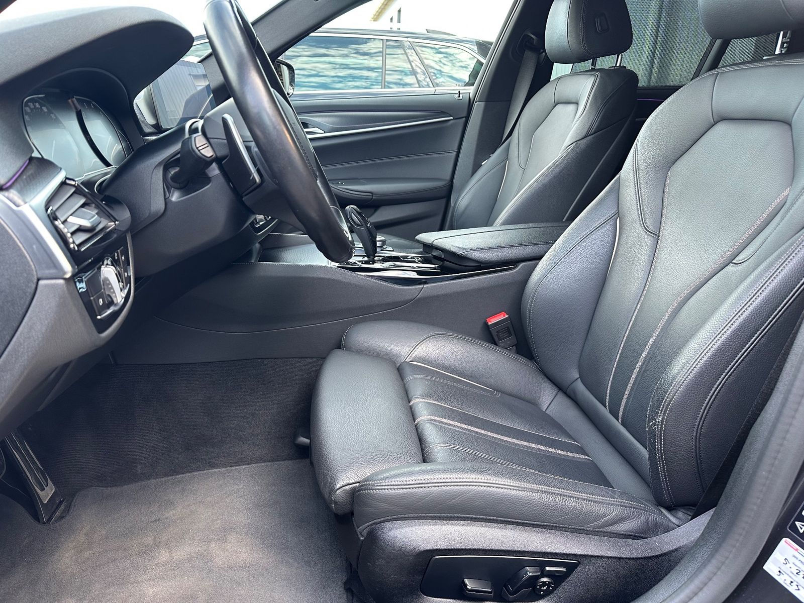 Fahrzeugabbildung BMW 540 i Touring xDrive M-Sport NAV+LED+HEAD-UP