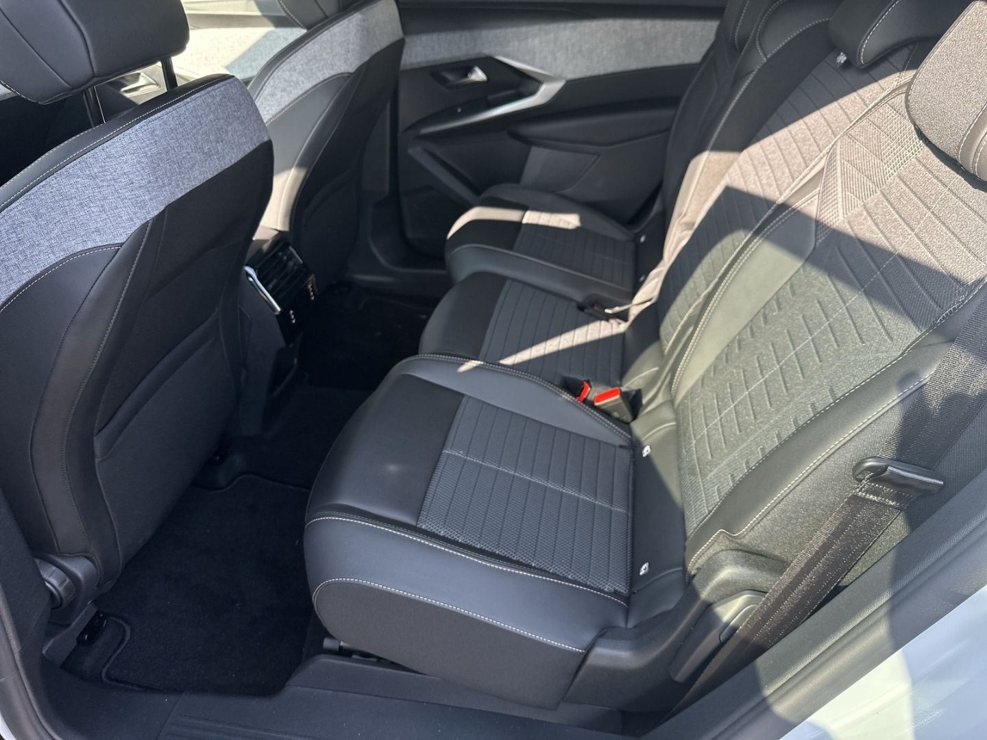 Fahrzeugabbildung Peugeot 5008 Hybrid 136 Allure Digitales Cockpit LED App