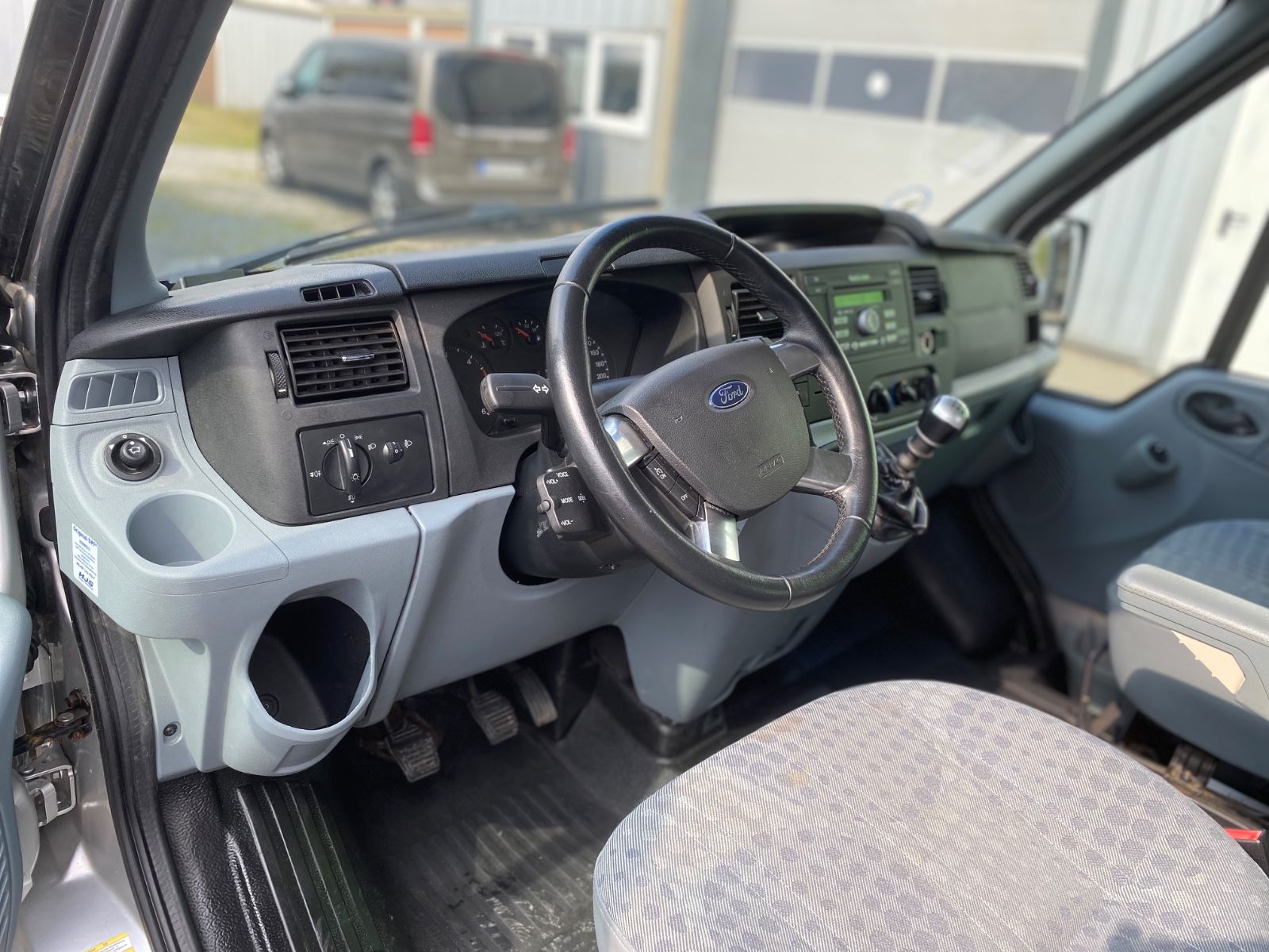 Fahrzeugabbildung Ford Transit Kombi FT 300 M Trend,STH,ROLLSTUHLLIFT