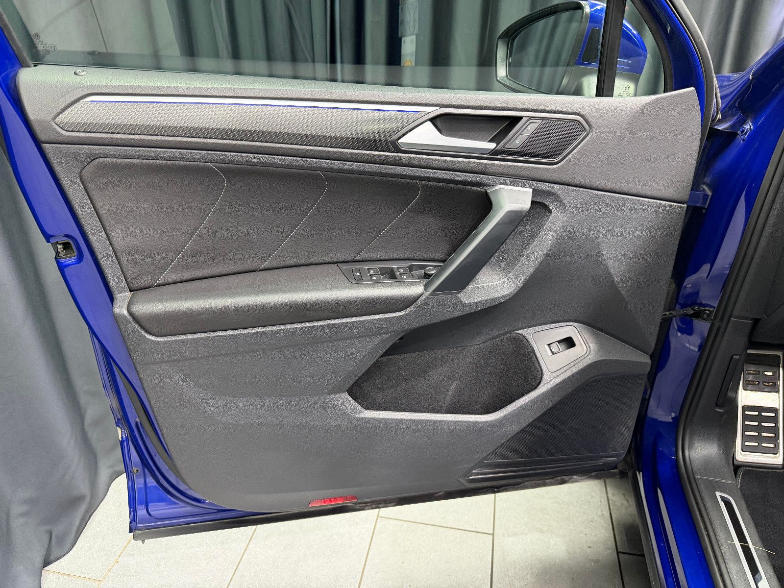 Fahrzeugabbildung Volkswagen Volkswagen Tiguan R-Line 4Motion|MATRIX|PANO|AHK