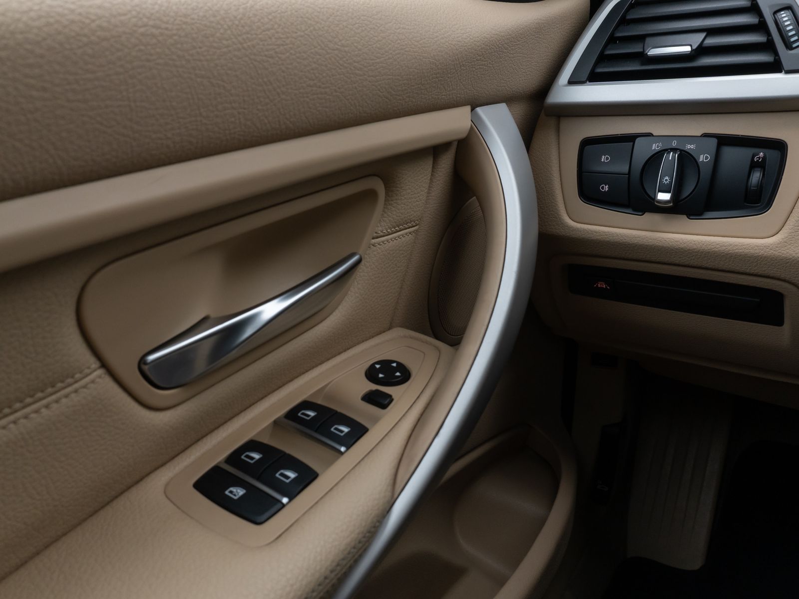 Fahrzeugabbildung BMW 320d xD PDC HUD Lenkrhzg Stop&Go Alarm Komfort