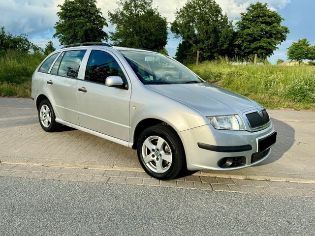 Skoda Fabia Kombi TÜV 05/2026 mit Einparkh...