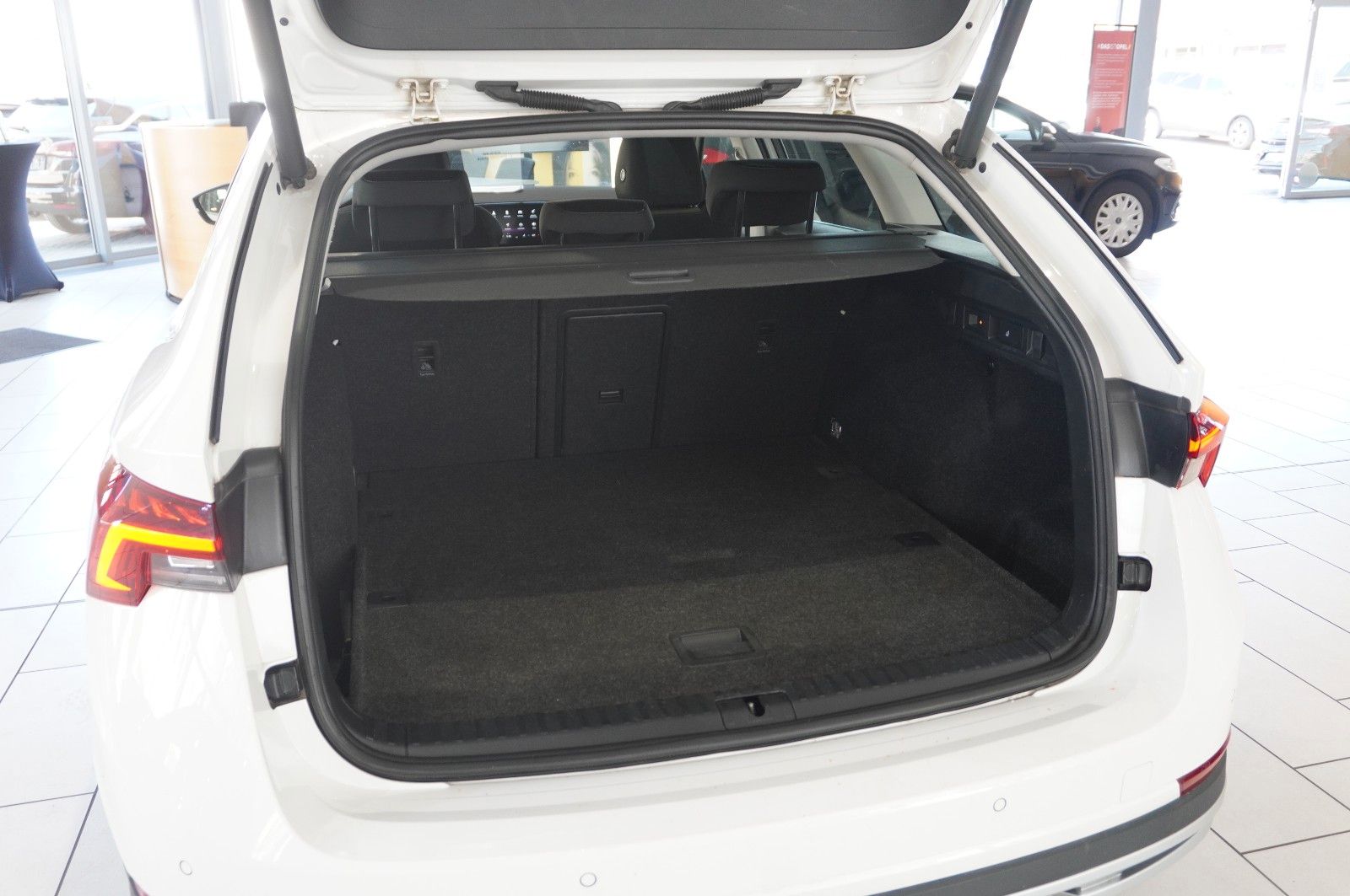 Fahrzeugabbildung SKODA Octavia 2.0D SCOUT 4X4 DSG NAVI/LED/KAMERA/AHK