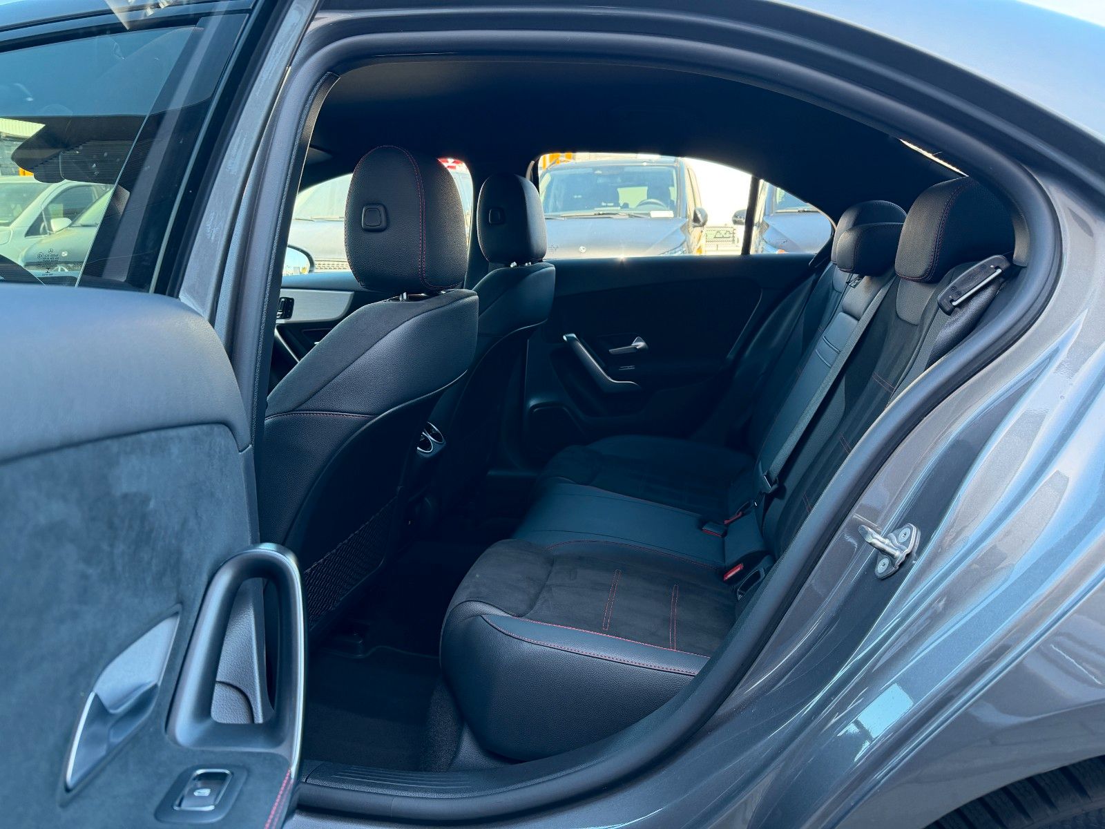 Fahrzeugabbildung Mercedes-Benz A 200 Limousine AMG NIGHT+AHK+MEMORY+360°+Ambien