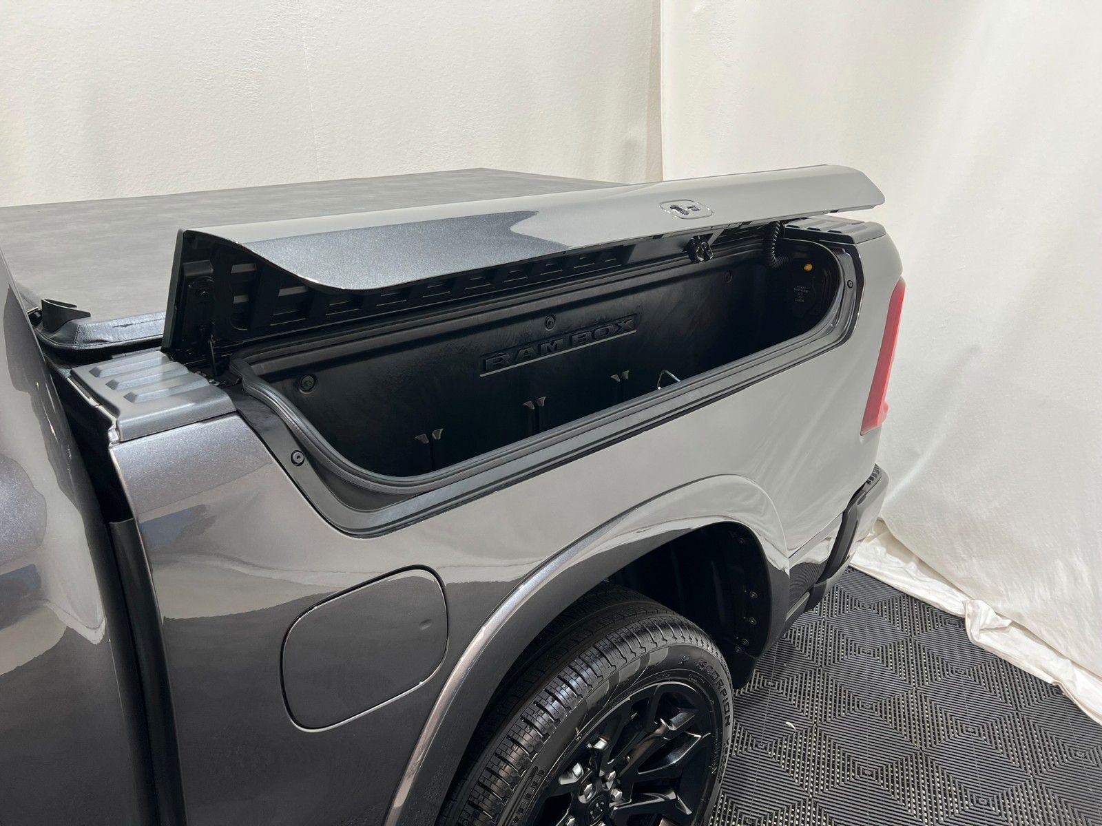 Fahrzeugabbildung Dodge RAM 1500 Limited Night  5,7L V8 HEMI / MFT