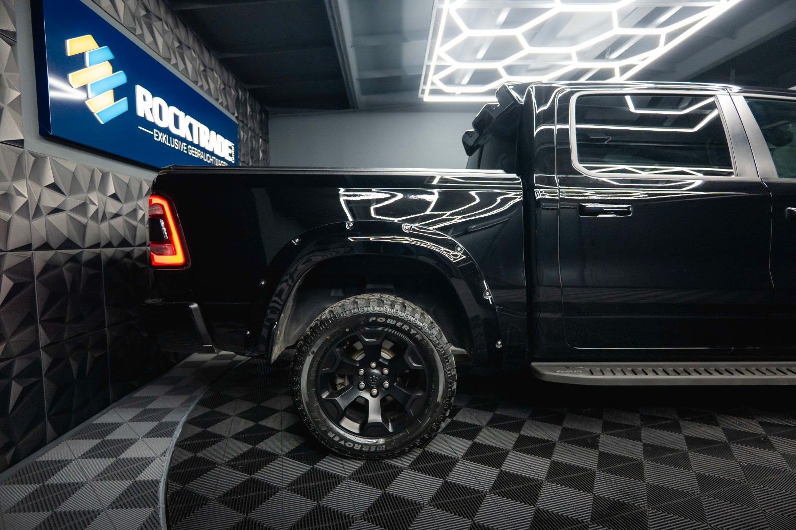 Fahrzeugabbildung Dodge RAM 5.7 V8 HEMI 4x4 Offroad BLACK EDITION  LPG