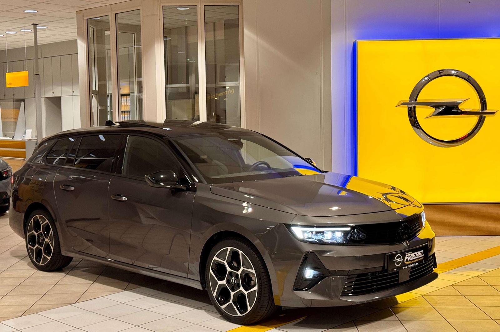 Opel Astra Ultimate/AT/AHZV/Navi/Alcant/Schiebedach/L