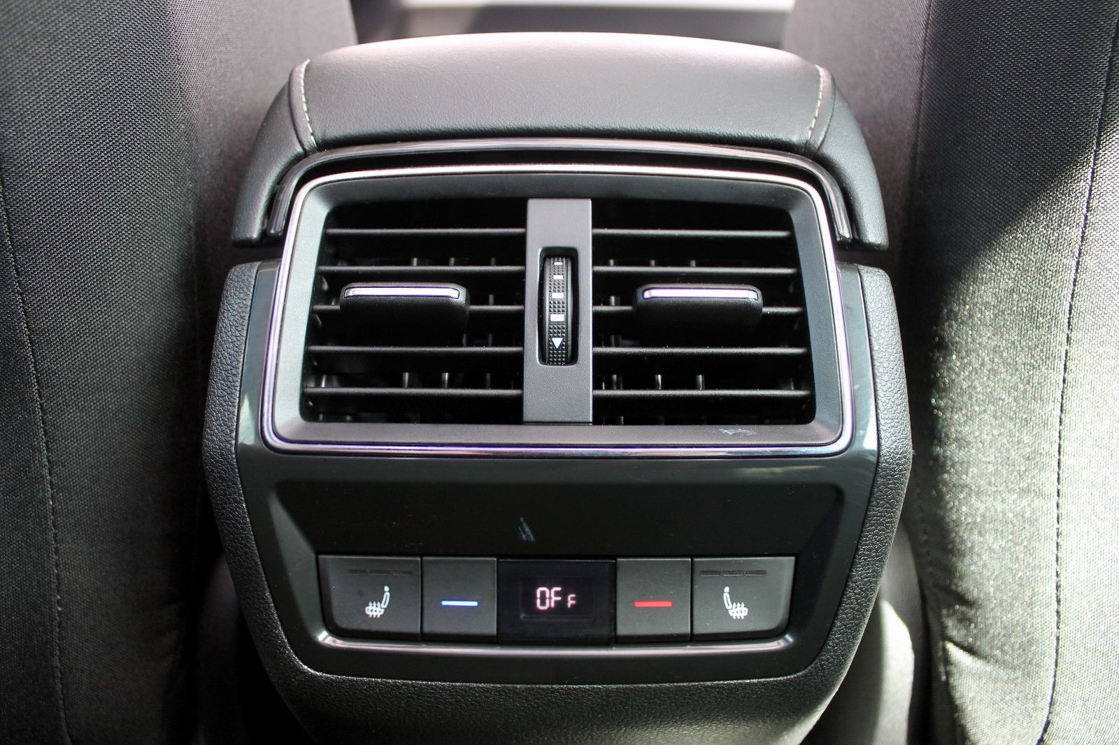 Fahrzeugabbildung SKODA Karoq Amb. 2.0 TDI 4x4 DSG ACC LED PANO KAM AHK