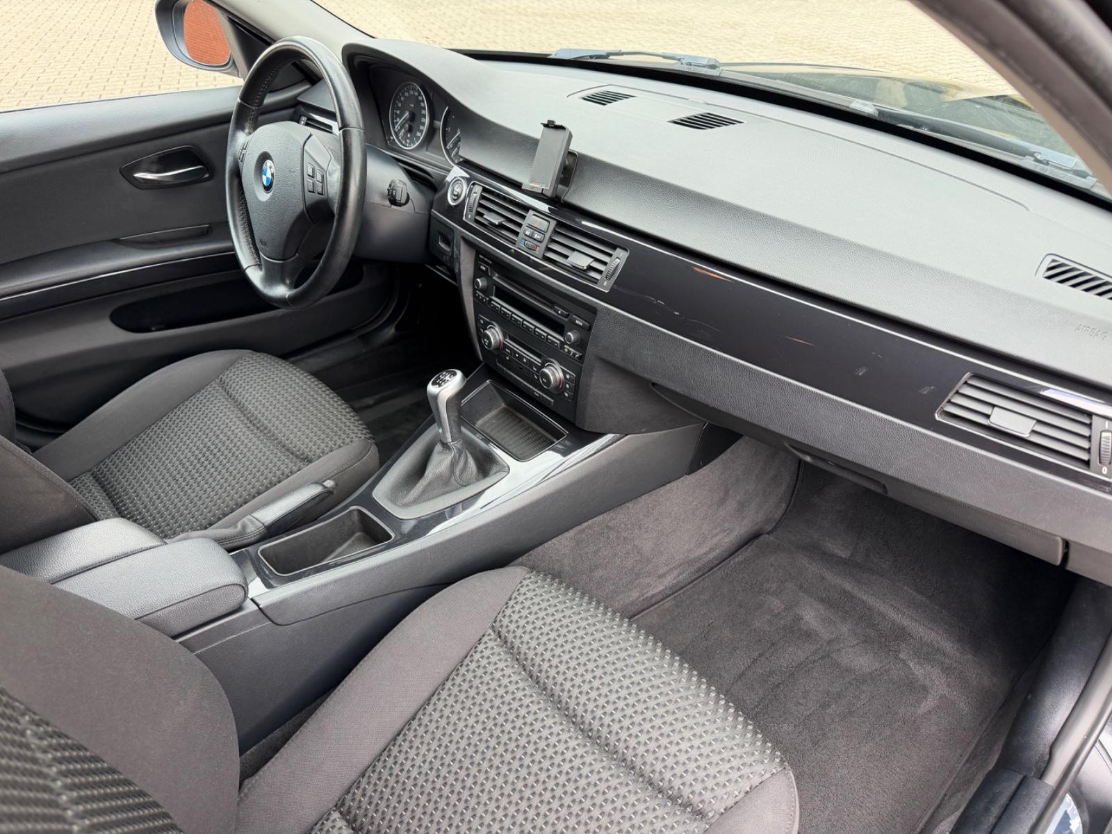 BMW 318 2011 — photo 15